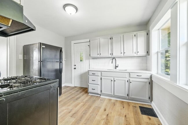 Building Photo - 2526 Caroline Ave