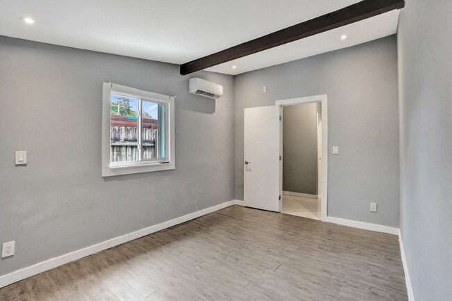 Building Photo - 4670 SW 25th Ave