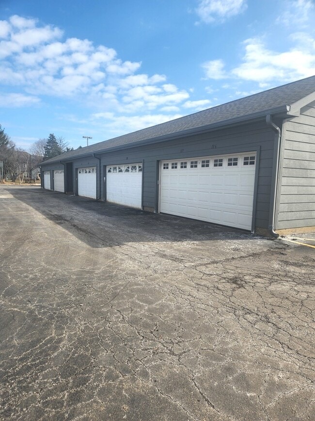 Building Photo - 43 Foxcroft Rd