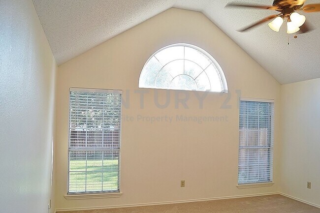 Building Photo - Well-Maintained 4/2/2 with 2 Living and 2 ...