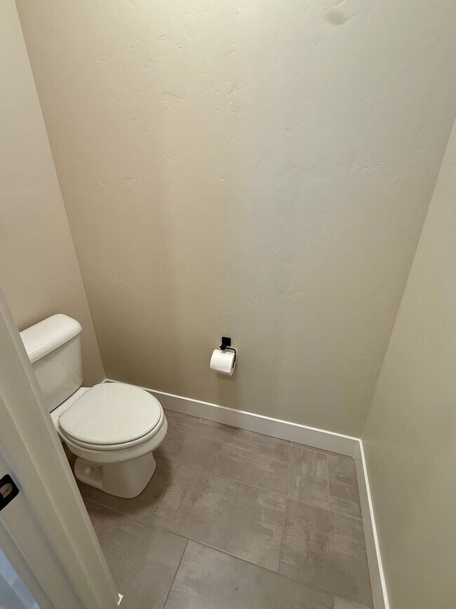 Building Photo - Welcome to this stunning 5-bedroom, 3.5-ba...
