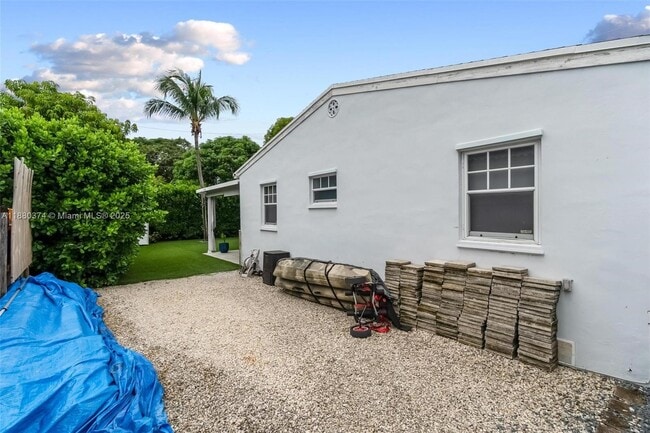 Building Photo - 570 SW 45th Ave