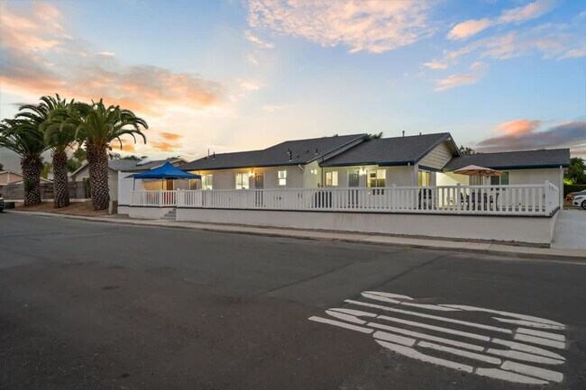 Building Photo - 10983 Parkdale Ave