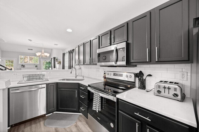 Building Photo - This immaculate 3-bed, 2.5 bath townhome in the Olde Stone Crossing community with the primary be...