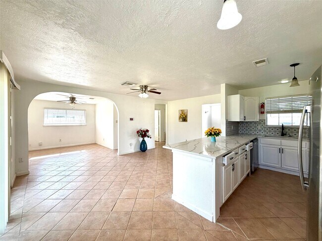 Building Photo - 9350 Guywood St