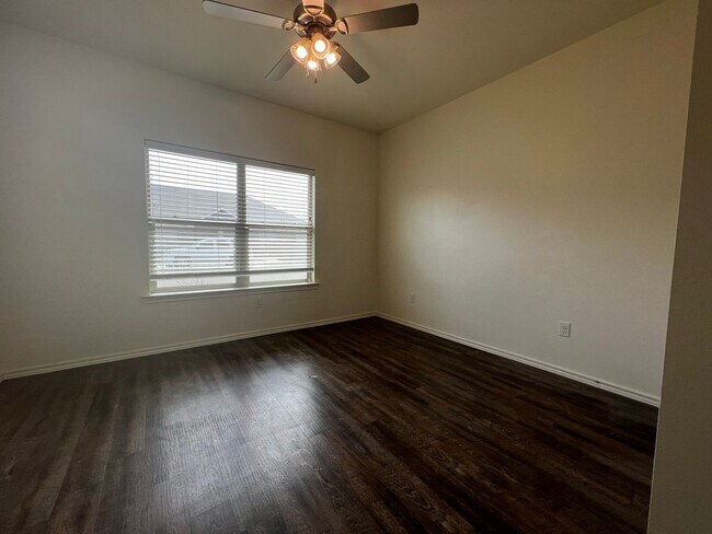 Building Photo - JULY PRE-LEASE! Spacious Townhome