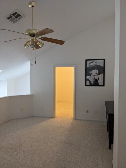 Building Photo - 701 Capri Dr