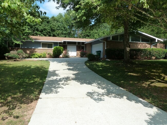 Primary Photo - 3 Bed / 2.5 Bath with 2300 Square Feet!! A...