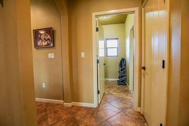 Building Photo - Beautiful 4 Bed 2 Bath - Dogs Allowed!