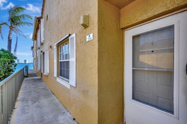 Building Photo - 1060 Lake Shore Dr