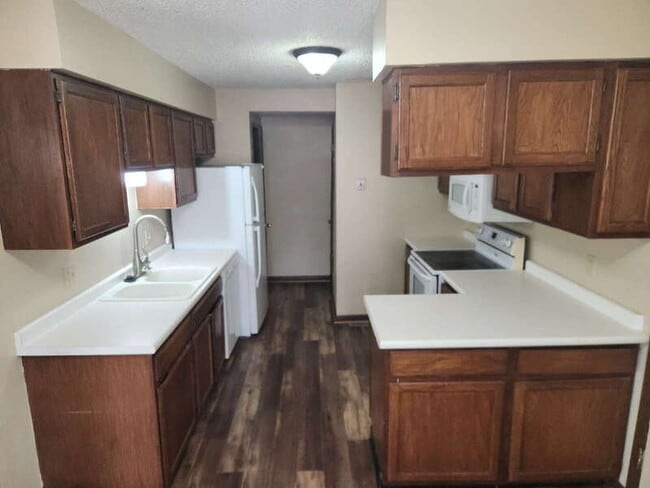 Building Photo - 926 Breezewood Cir
