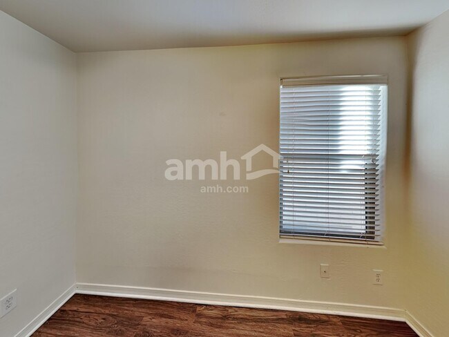 Building Photo - 2033 W Vineyard Plains Dr