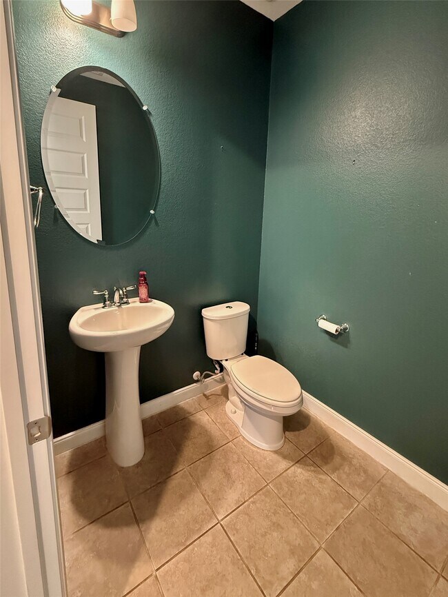 Building Photo - 3707 Parkcrest Ct