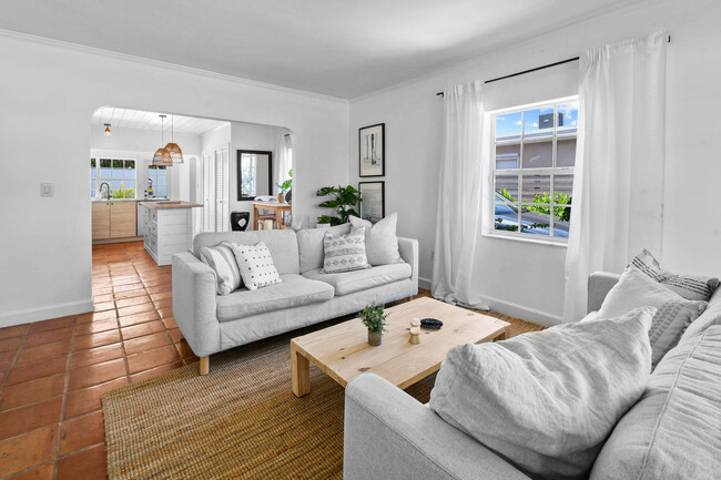 Building Photo - 815 N Ocean Breeze