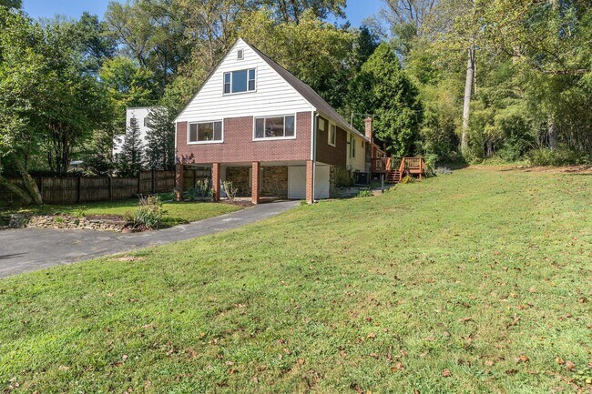 Building Photo - 6221 Walhonding Rd