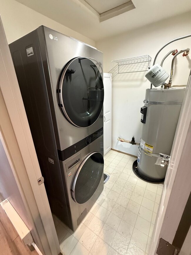 Building Photo - Updated Kent Townhome - Private Garage & AC