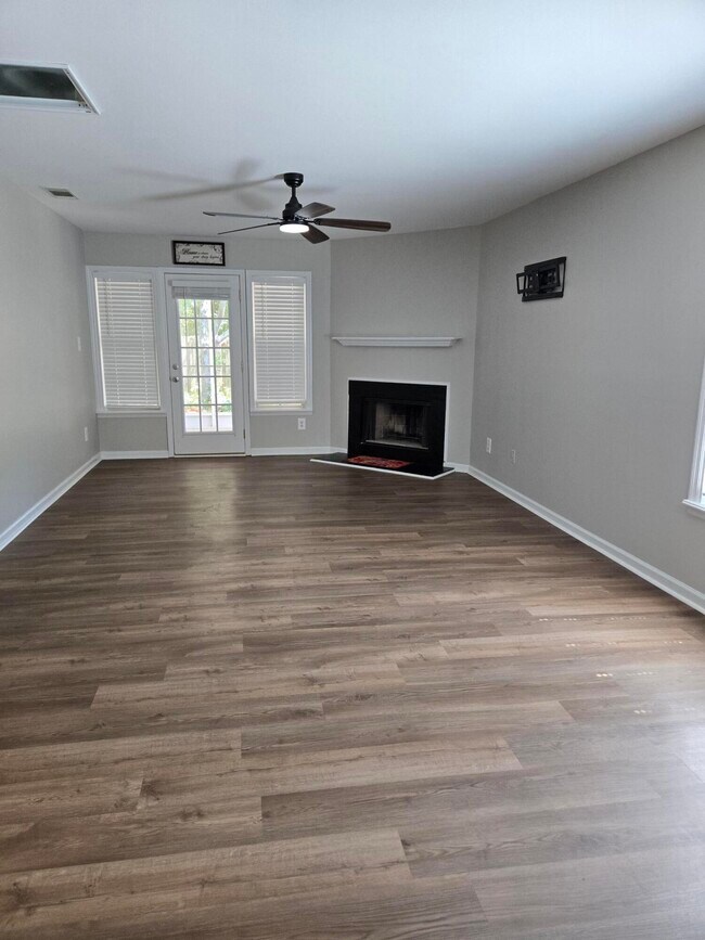 Building Photo - 107 Raintree Ct