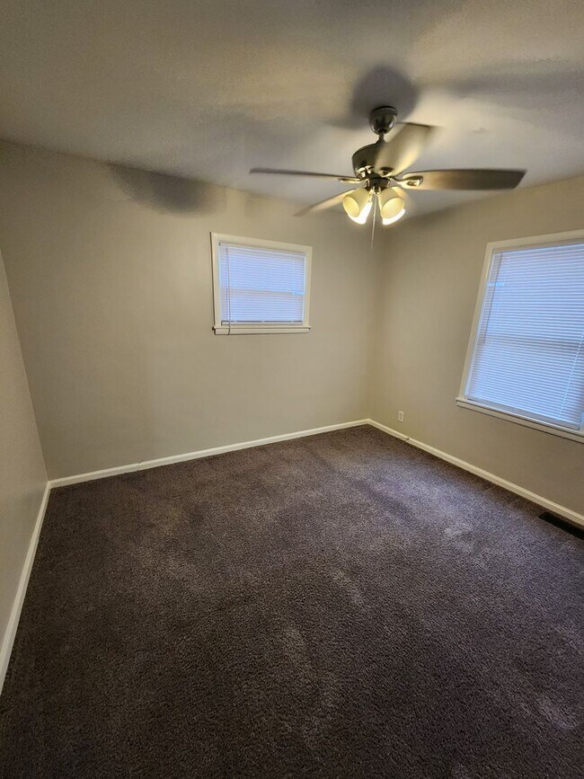 Building Photo - Freshly painted 2 bedroom 1 bath with a detached garage!