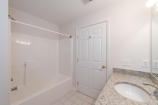 Building Photo - 2800 S Knightsbridge Cir