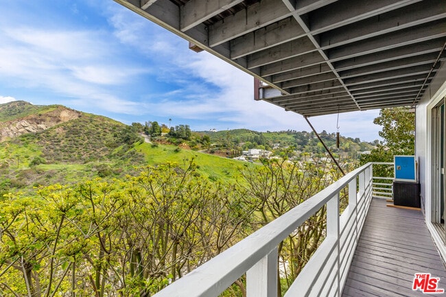 Building Photo - 2843 Lambert Dr