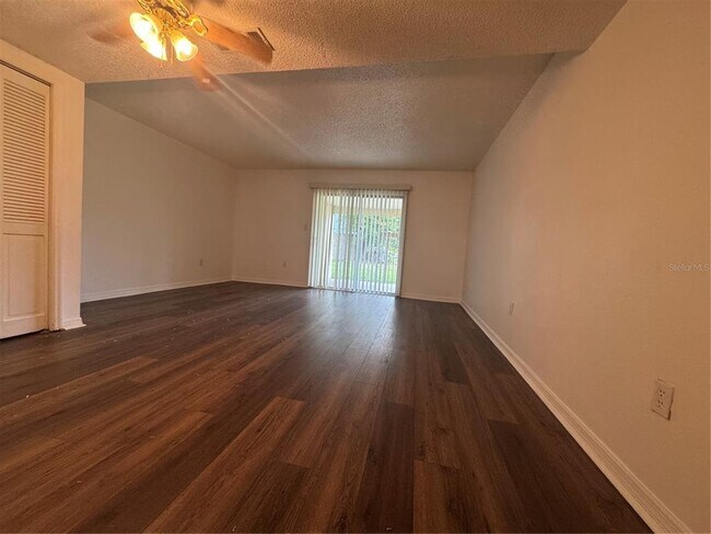 Building Photo - 221 S Cypress Way