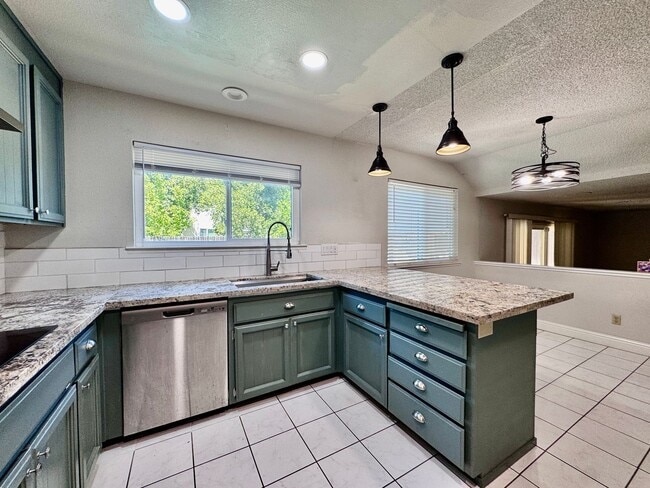 Building Photo - NOW AVAILABLE - 4 BED, 3 BATH, 2 CAR GARAG...