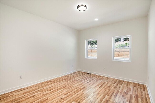 Building Photo - 3220 Sweetbriar Dr