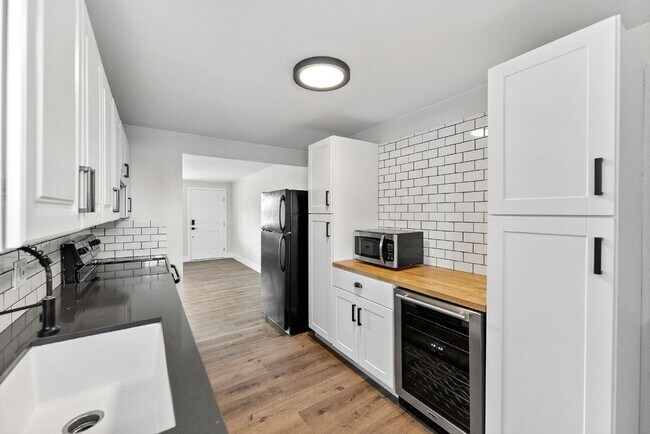 Building Photo - 1100 N Rosemary St