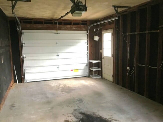Building Photo - ENJOY THE COMFORTS OF ONE-FLOOR LIVING!