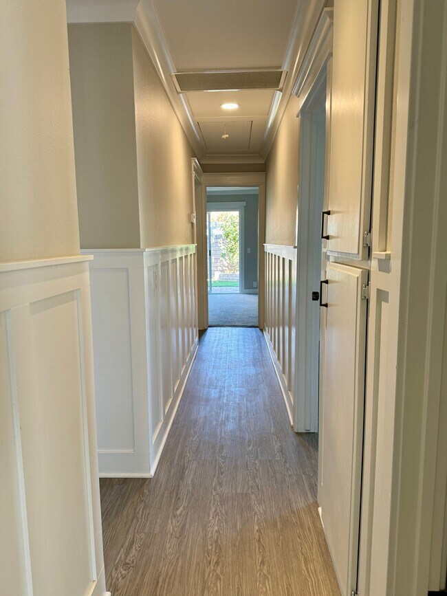 Building Photo - 3027 Oakwood Ln