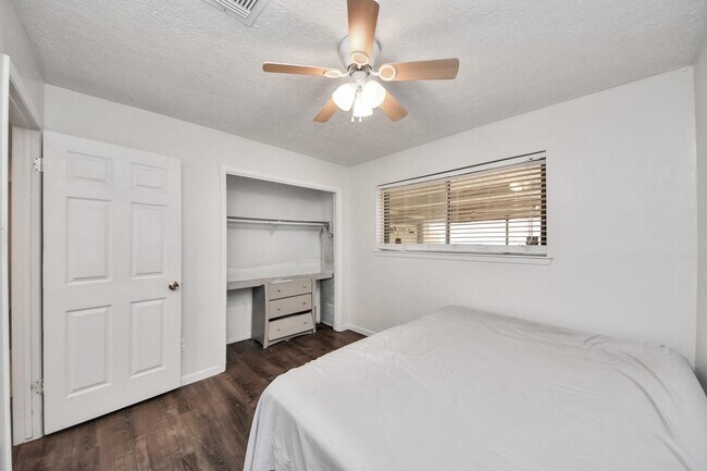 Building Photo - 1415 Parry-Sound