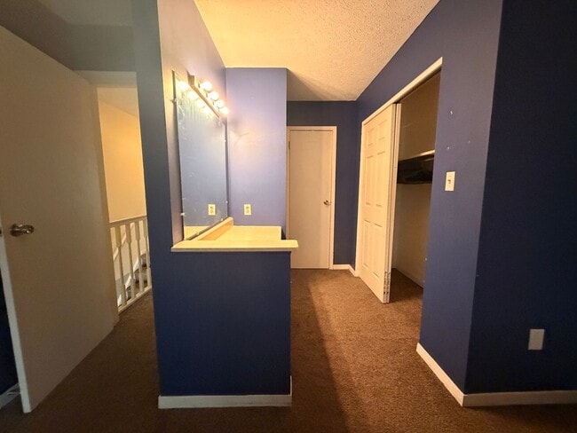 Building Photo - Great 3 bed 2.5 Bath on South Side of Bloomington!