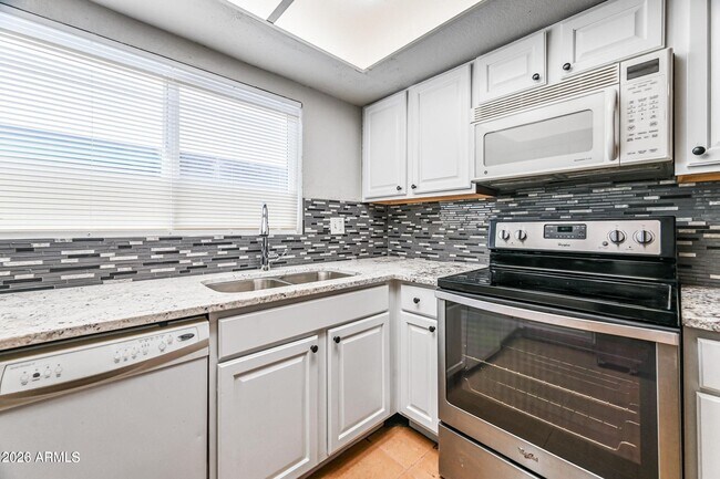 Building Photo - 1560 W Sahuaro Dr