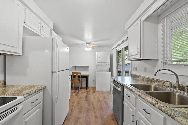 Building Photo - 1581 Biemeret St