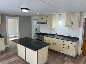 Building Photo - 118 Riddle St