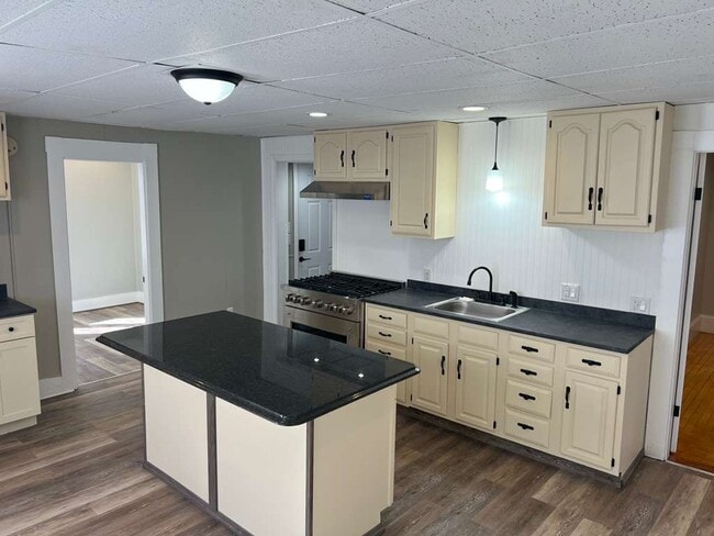 Building Photo - 118 Riddle St