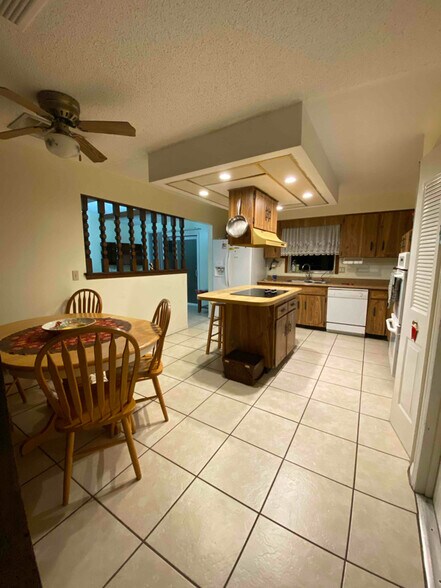 Building Photo - 5286 Hoperita St