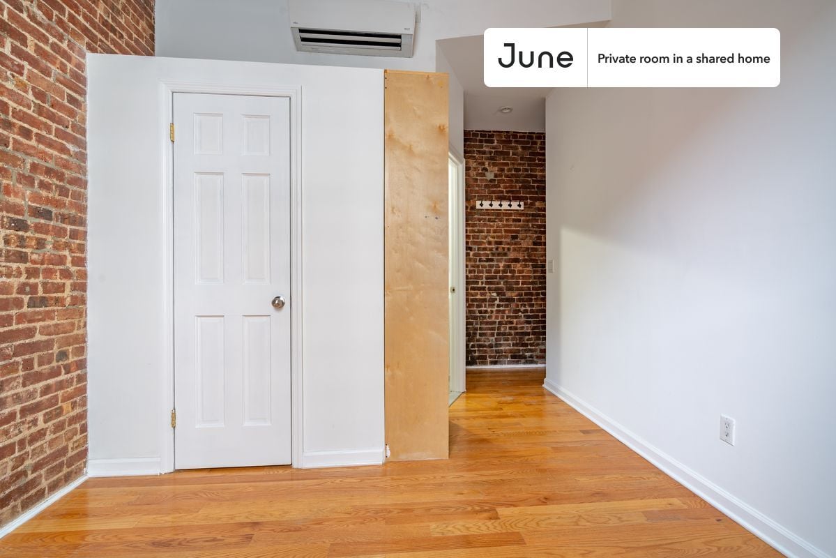 Building Photo - Private bedroom in 4 bed/4 bath Home