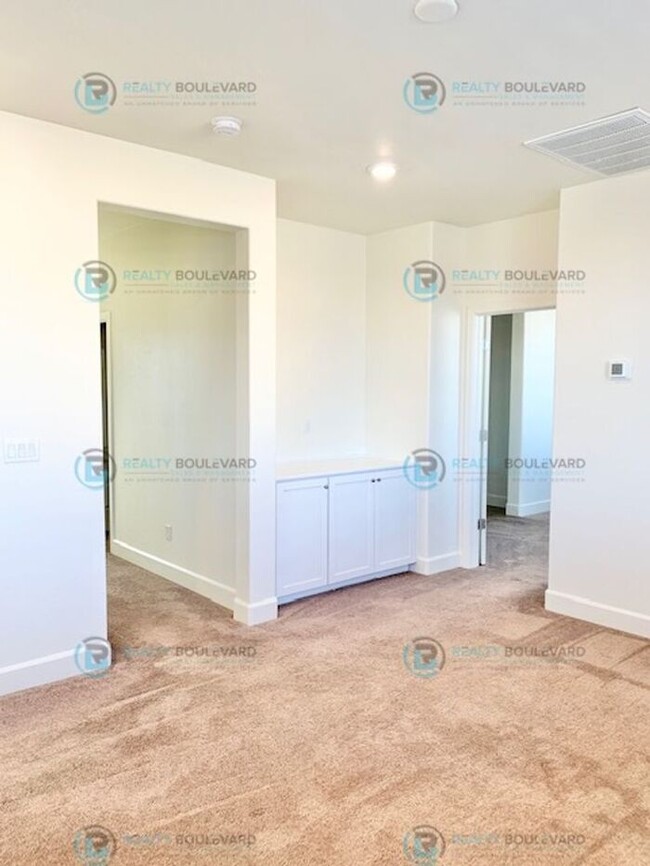 Building Photo - Half Month Free Rent! Gorgeous, 4 Bedroom ...