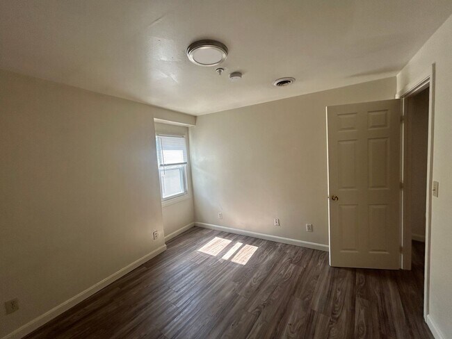 Building Photo - Now Leasing for June 2025 – Ideal 2-Bedroo...