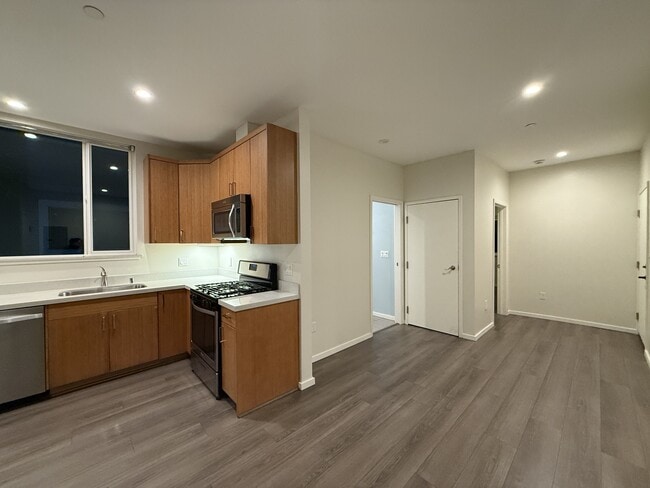 Building Photo - 562 29th St