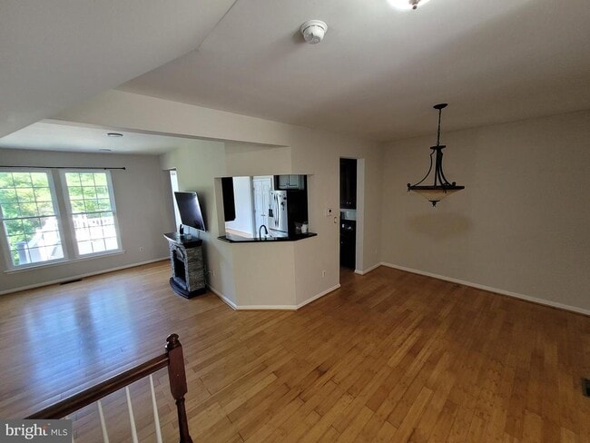 Building Photo - 10 Bridle Ct