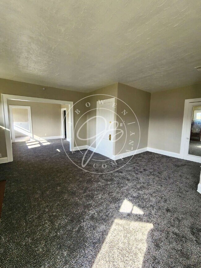 Building Photo - 2 bedroom Upper unit- over 1200 sq feet! P...