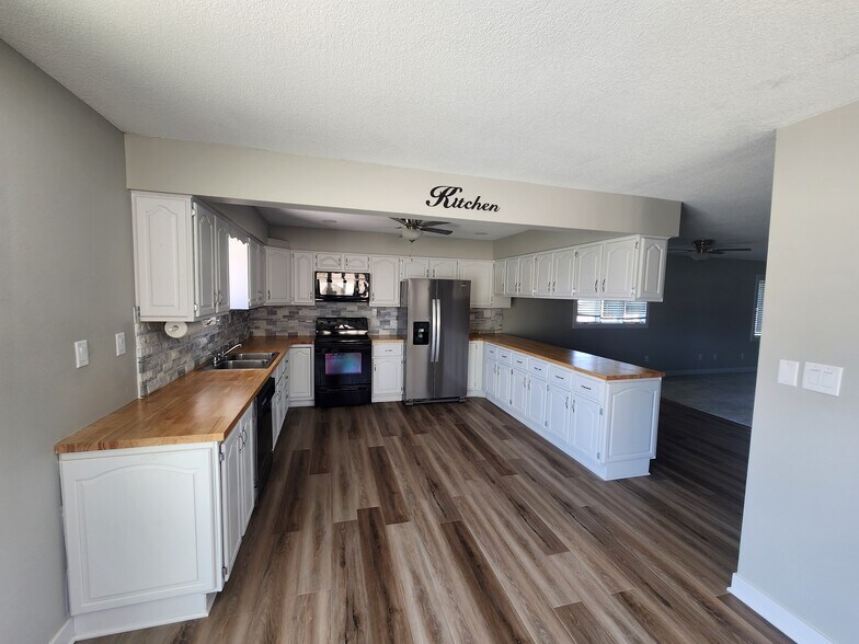 Big kicthen,gas stove new fridge and all new counter tops - 4660 NW 62nd Ave