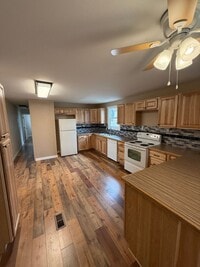 Building Photo - Updated 2 Bedroom, 1 Bath Home – Quiet Inside, Even Next to the Freeway