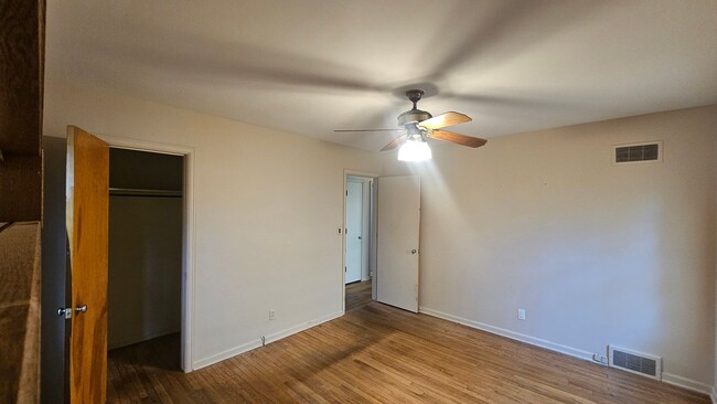 Building Photo - Mid Century 3 Bedroom
