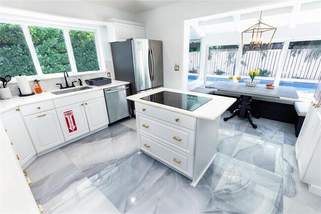 Building Photo - 222 N Tradewinds Ave