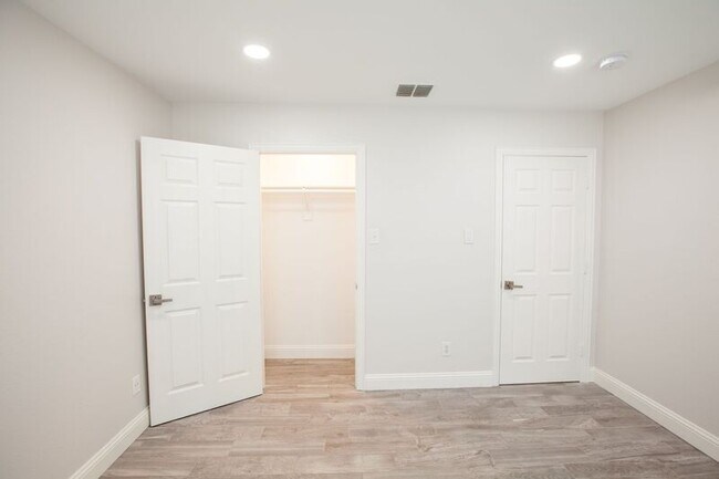 Building Photo - 9900 Presthope Dr