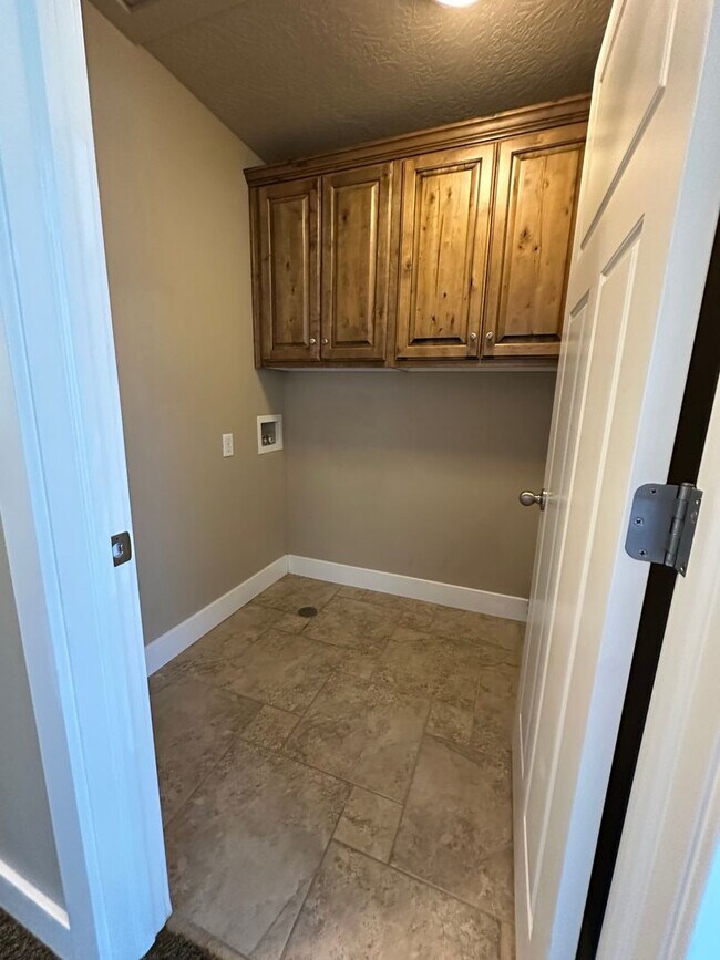 Building Photo - Dog friendly 3 Bedroom 2.5 Bath town home in Provo.