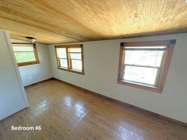 Building Photo - 1529 10th Ave